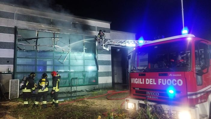 Pavese: incendio in un capannone tra Copiano e Villanterio, sul posto 5 squadre di Vigili del fuoco Pavese: incendio in un capannone tra Copiano e Villanterio, sul posto 5 squadre di Vigili del fuoco