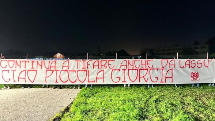 Gli ultras del Mantova hanno ricordato con uno striscione Giorgia Coraini Gli ultras del Mantova hanno ricordato con uno striscione Giorgia Coraini