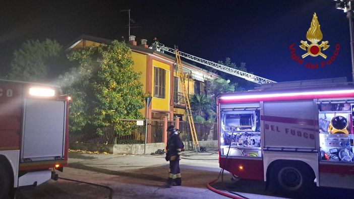 Vigevano: incendio sul tetto di un'abitazione in via Ceresio, sul posto 3 squadre di Vigili del fuoco Vigevano: incendio sul tetto di un'abitazione in via Ceresio, sul posto 3 squadre di Vigili del fuoco