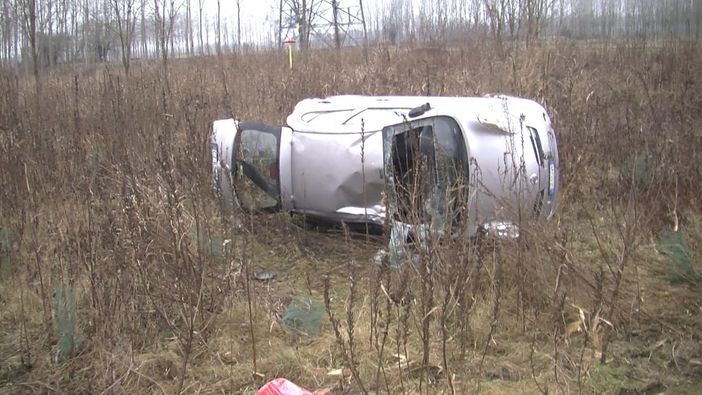 Parona: si ribaltano con l'auto sulla circonvallazione, ferite due persone Parona: si ribaltano con l'auto sulla circonvallazione, ferite due persone