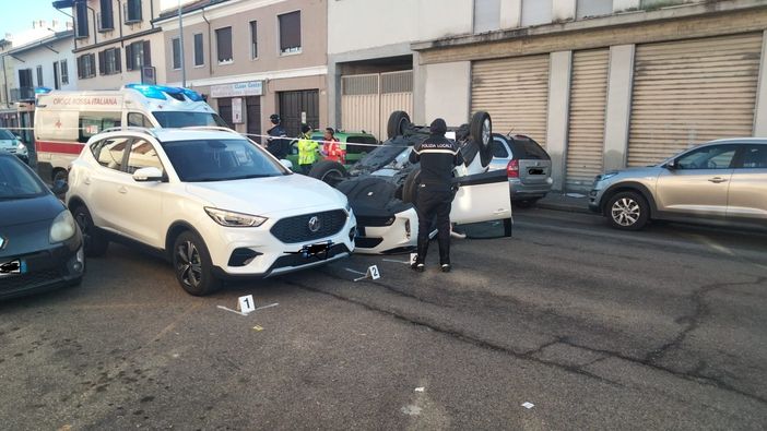 Vigevano: si ribaltano con l'auto in corso Milano, ferite tre persone Vigevano: si ribaltano con l'auto in corso Milano, ferite tre persone