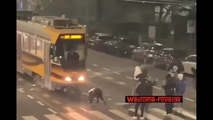 Milano: 15 giovani bloccano tram e lanciano sassi