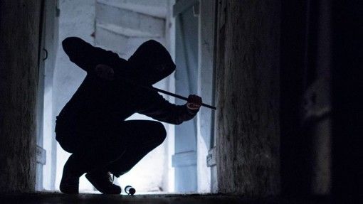 Bereguardo: spaccata in abitazione, ladri in fuga con un armadio blindato Bereguardo: spaccata in abitazione, ladri in fuga con un armadio blindato