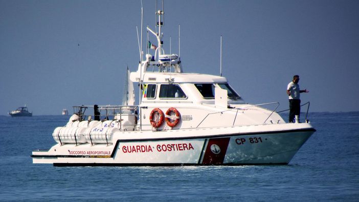 Alla deriva su un cigno gonfiabile, paura per una bimba varesina in Salento Alla deriva su un cigno gonfiabile, paura per una bimba varesina in Salento