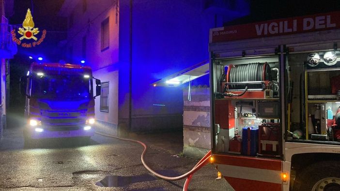 Cerano: casa divorata da un incendio nella notte Cerano: casa divorata da un incendio nella notte