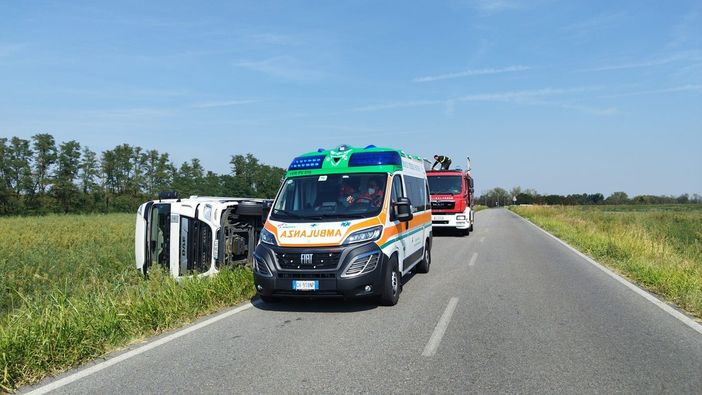 San Martino Siccomario: si ribalta con il camion, illeso un 35enne