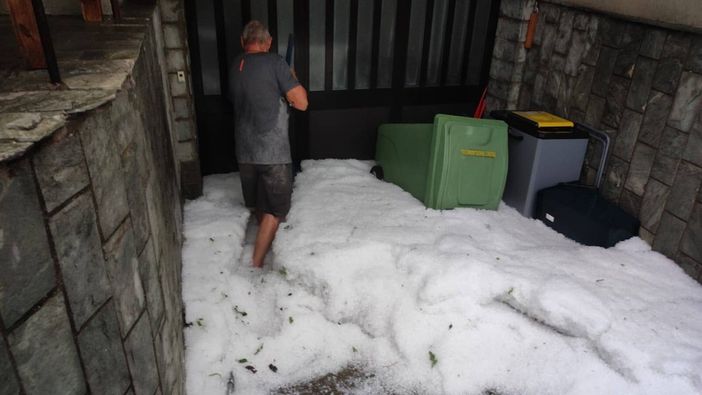 La situazione della grandine a Origgio (foto da IlSaronno.it) La situazione della grandine a Origgio (foto da IlSaronno.it)