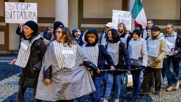 No Green Pass a Novara &quot;vestiti&quot; da ebrei nei campi, il sindaco: &quot;Vergognoso&quot;