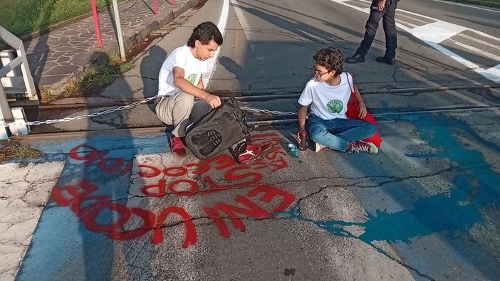 Sannazzaro: attivisti di Fridays For Future si incatenano ai cancelli e bloccano la raffineria Eni