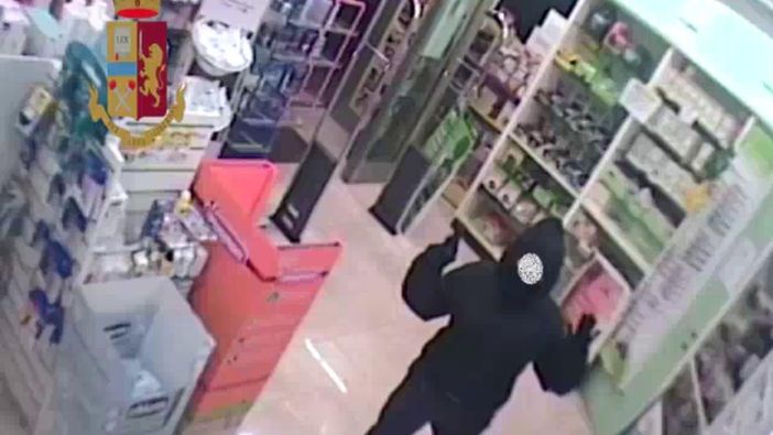 Milano, 13 farmacie rapinate in 18 giorni: in manette 47enne Milano, 13 farmacie rapinate in 18 giorni: in manette 47enne