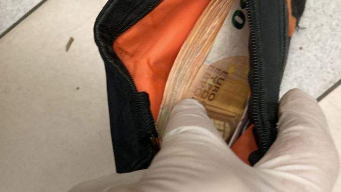 Ragazzino trova portafoglio con 3mila euro e lo consegna alla direttrice del supermercato Ragazzino trova portafoglio con 3mila euro e lo consegna alla direttrice del supermercato