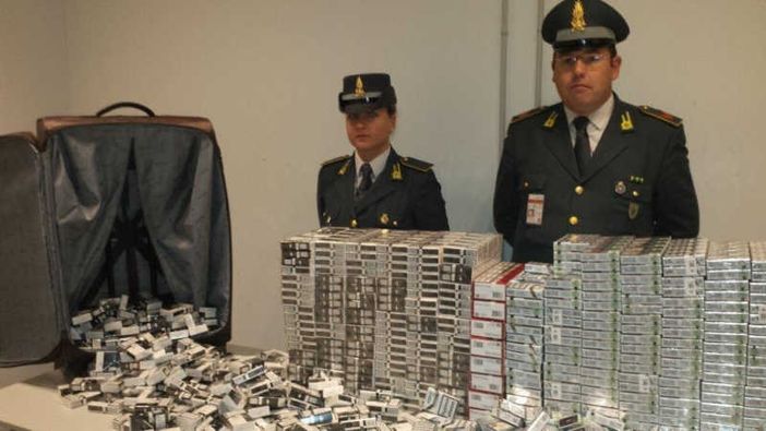 132 chili di "bionde" contraffatte: scattano le manette per cinque