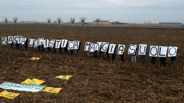 ‘Troppi centri logistici’: flash mob di Legambiente Lombardia