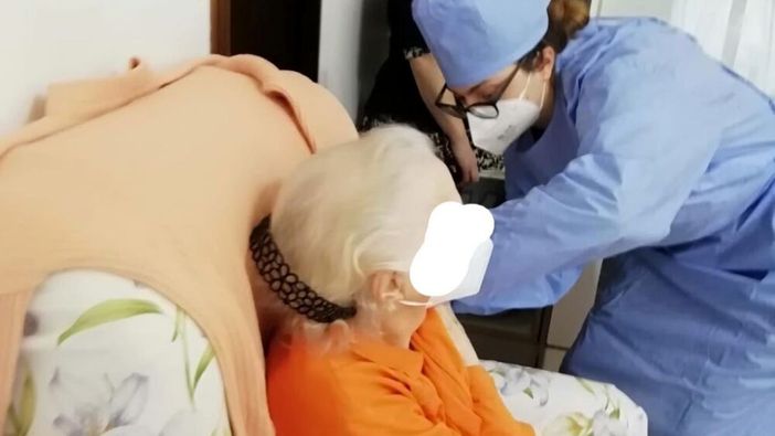 77 anni di matrimonio, 106 anni lui, 101 lei: appena vaccinati entrambi..