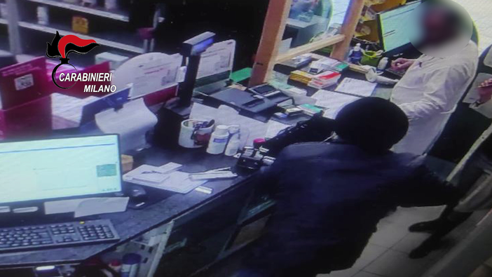 VIDEO. Corsico: tenta la rapina in farmacia, ma si dimentica la ricetta sul bancone. Arrestato un 57enne