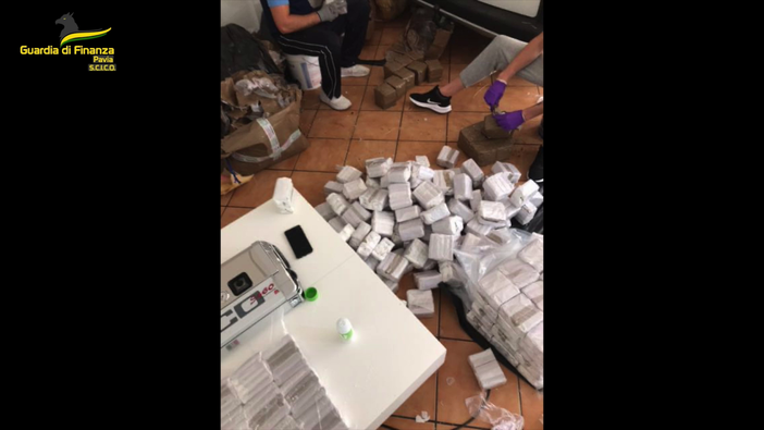 Oltre due tonnellate di sostanze stupefacenti spacciate tra Lombardia e Calabria, 20 persone arrestate, anche in provincia di Pavia Oltre due tonnellate di sostanze stupefacenti spacciate tra Lombardia e Calabria, 20 persone arrestate, anche in provincia di Pavia