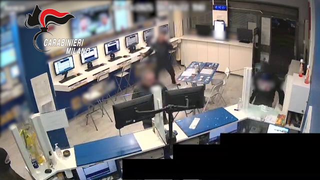 Rapinano una sala slot armati di pistola e martello: arrestate 4 persone nel Milanese Rapinano una sala slot armati di pistola e martello: arrestate 4 persone nel Milanese