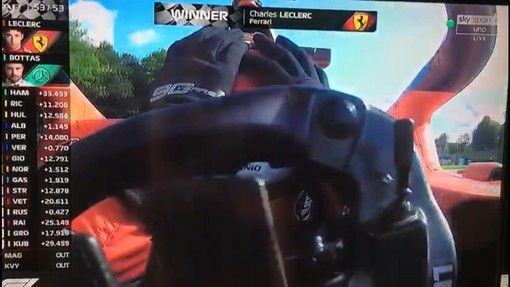 «Passa l'Ascari, va sul rettilineo verso la parabolica. E' arrivato mercoledì chiedendo: chi ha vinto in Ferrari la seconda dopo aver vinto la prima? Chi ha vinto consecutivamente? Sono in otto, e adesso diventano nove. Adesso diventano nove: il predestinato vince il Gran Premio d'Italia. Dopo nove anni la Ferrari torna sul gradino più alto a casa nostra. Jean Leclerc vince a Monza. Un trionfo. Una gara maestosa, strepitosa. Emozione pura. Questo ragazzo vince il Gran Premio d'Italia, Bottas secondo, Hamilton sconfitto: terzo»: la telecronaca di Carlo Vanzini su Sky ha accompagnato così nella storia Charles Leclerc. «Passa l'Ascari, va sul rettilineo verso la parabolica. E' arrivato mercoledì chiedendo: chi ha vinto in Ferrari la seconda dopo aver vinto la prima? Chi ha vinto consecutivamente? Sono in otto, e adesso diventano nove. Adesso diventano nove: il predestinato vince il Gran Premio d'Italia. Dopo nove anni la Ferrari torna sul gradino più alto a casa nostra. Jean Leclerc vince a Monza. Un trionfo. Una gara maestosa, strepitosa. Emozione pura. Questo ragazzo vince il Gran Premio d'Italia, Bottas secondo, Hamilton sconfitto: terzo»: la telecronaca di Carlo Vanzini su Sky ha accompagnato così nella storia Charles Leclerc.