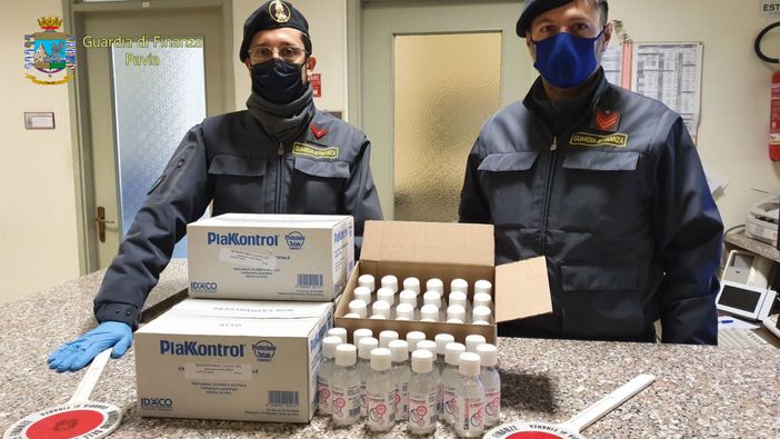 - (VIDEO) - Garlasco: rincari del 300% sul gel igienizzante, denunciato il titolare di una farmacia e materiale sequestrato dalla Guardia di Finanza