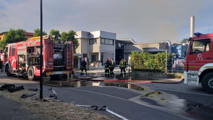 Motta Visconti: rogo in una ditta di vernici e solventi, quattro persone soccorse