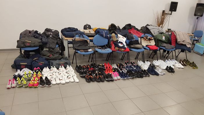 Vigevano: blitz della polizia locale scoperto un magazzino di merce contraffatta, denunciati due uomini