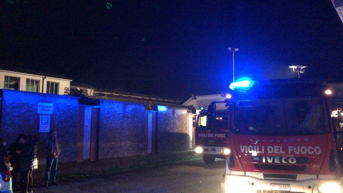 - (FOTOGALLERY) - Cilavegna: fiamme nello stabilimento della ex maglieria Cagi - (FOTOGALLERY) - Cilavegna: fiamme nello stabilimento della ex maglieria Cagi