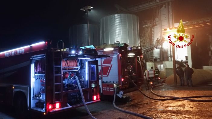 Garlasco: in fiamme un silos con circa 500 quintali di riso, i vigili del fuoco limitano i danni