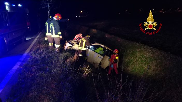 - (VIDEO) - Torre d'Isola: finisce nel fosso con l'auto, ferita una 40enne