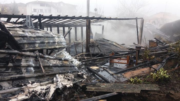 Cilavegna, incendio in un piccolo deposito agricolo. Al lavoro i vigili del fuoco Cilavegna, incendio in un piccolo deposito agricolo. Al lavoro i vigili del fuoco