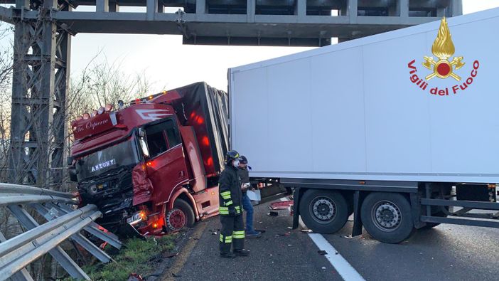 Voghera: scontro fra tir sull'autostrada Torino-Piacenza, traffico bloccato per un'ora Voghera: scontro fra tir sull'autostrada Torino-Piacenza, traffico bloccato per un'ora