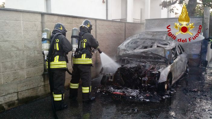 Vigevano: in fiamme un'auto in via Tre Colombaie Vigevano: in fiamme un'auto in via Tre Colombaie