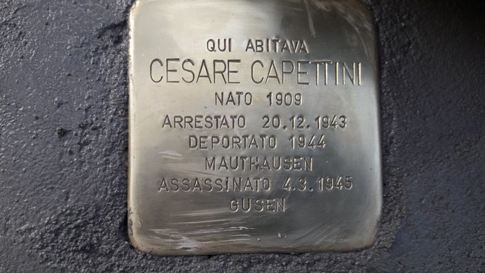 - (FOTOGALLERY) - Mortara rende omaggio a Cesare Capettini collocando una pietra d’inciampo - (FOTOGALLERY) - Mortara rende omaggio a Cesare Capettini collocando una pietra d’inciampo