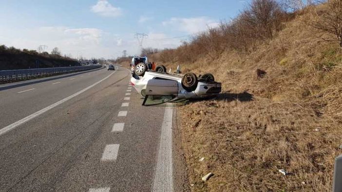 Auto ribaltata sulla Boffalora-Malpensa tra Cuggiono e Castano, ferita una donna Auto ribaltata sulla Boffalora-Malpensa tra Cuggiono e Castano, ferita una donna