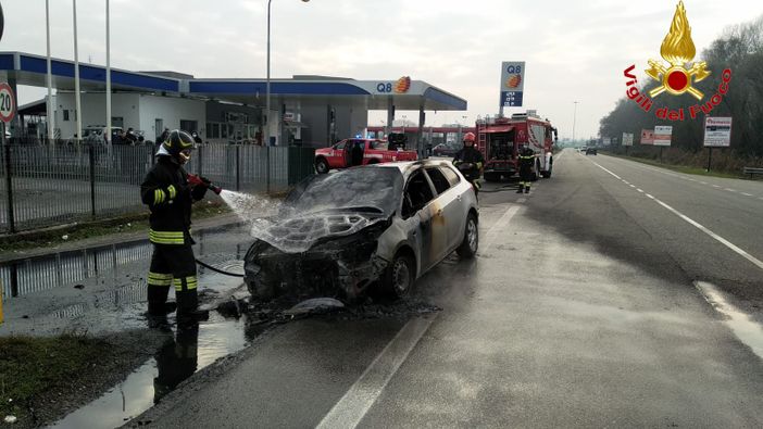 San Martino Siccomario: auto in fiamme vicino a un distributore di benzina, intervengono i Vigili del fuoco