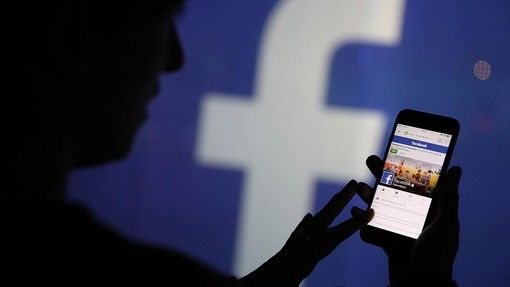 Si spacciava per donna su Facebook e adescava minorenni: arrestato per violenza sessuale su ragazzi dai 15 ai 17 anni Si spacciava per donna su Facebook e adescava minorenni: arrestato per violenza sessuale su ragazzi dai 15 ai 17 anni