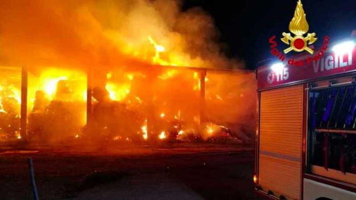 Settimo Milanese, incendio in una ditta di rifiuti speciali