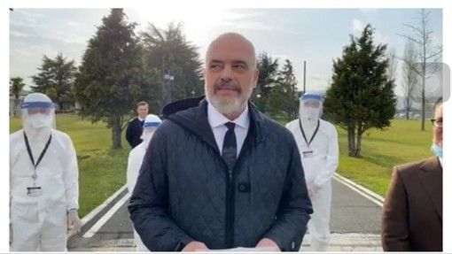 L'indimenticabile gesto del premier albanese: «Non siamo ricchi ma non siamo privi di memoria e non abbandoniamo l'Italia» L'indimenticabile gesto del premier albanese: «Non siamo ricchi ma non siamo privi di memoria e non abbandoniamo l'Italia»