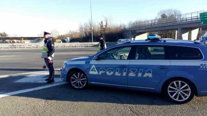 In auto con 16 chili di cocaina e il figlio di 5 anni: 34enne arrestato dalla Polizia Stradale