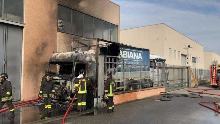 Corbetta: camion della Ticino Trasporti in fiamme, si indaga sulle cause