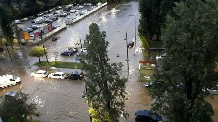 Milano: esonda il Seveso, gente bloccata nelle auto e in ascensore