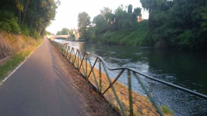 Pontevecchio e Bernate Ticino: arrivano il caldo...e i primi tuffi (vietati) nel Naviglio