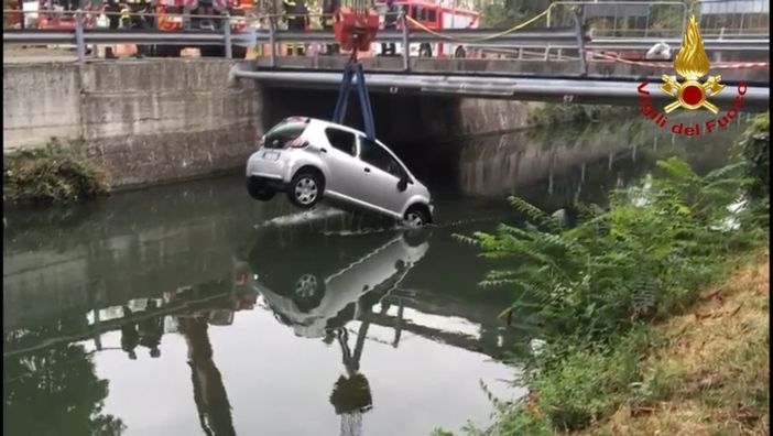 - (VIDEO) - Pavia: auto precipita nel Naviglio Pavese, l'intervento dei Vigili del fuoco. Due uomini salvati dagli agenti della Polizia - (VIDEO) - Pavia: auto precipita nel Naviglio Pavese, l'intervento dei Vigili del fuoco. Due uomini salvati dagli agenti della Polizia