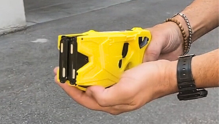 Vigevano: dà in escandescenza in corso Genova, intervengono gli agenti della Polizia e lo fermano con il taser Vigevano: dà in escandescenza in corso Genova, intervengono gli agenti della Polizia e lo fermano con il taser