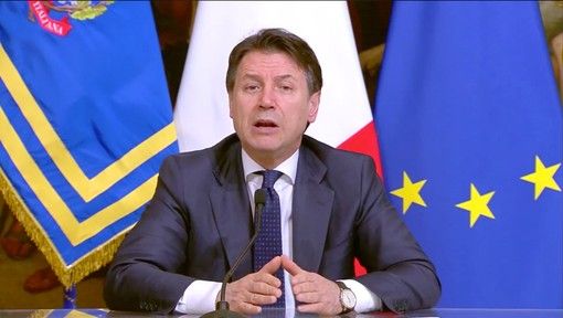 Il governo chiude tutte le attività produttive non necessaria in Italia. Avanti alimentari, farmacie e servizi essenziali Il governo chiude tutte le attività produttive non necessaria in Italia. Avanti alimentari, farmacie e servizi essenziali