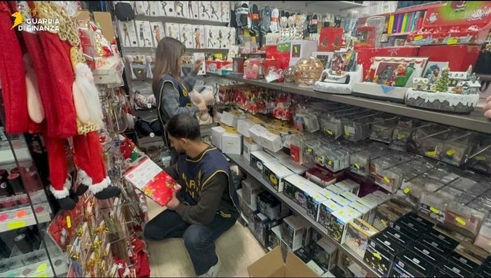 Sequestrate dalla Guardia di Finanza oltre 15mila decorazioni e addobbi natalizi non sicuri: denunciato un commerciante di Milano Sequestrate dalla Guardia di Finanza oltre 15mila decorazioni e addobbi natalizi non sicuri: denunciato un commerciante di Milano