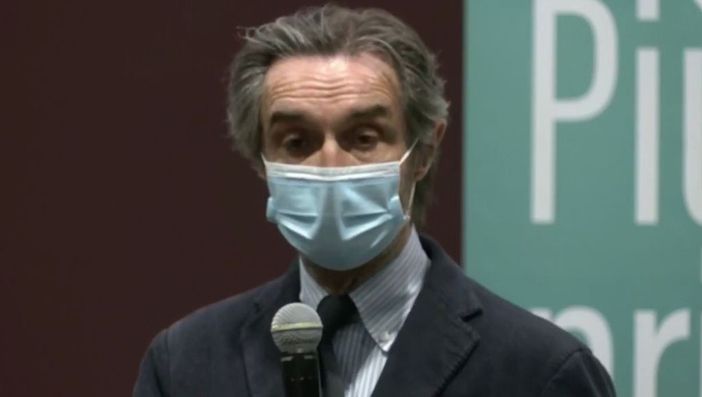 Fontana: «Chiesto scusa più volte ai cittadini per i disagi, ma i numeri delle vaccinazioni sono significativi»