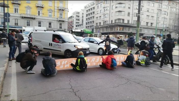 Milano, attivisti di Ultima Generazione bloccano traffico in centro Milano, attivisti di Ultima Generazione bloccano traffico in centro