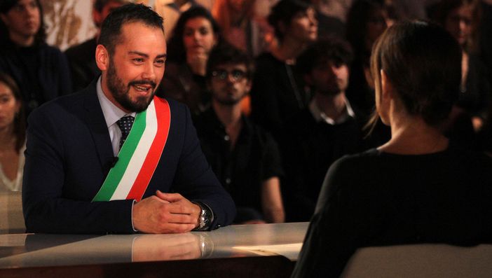 Il sindaco di Tromello Gianmarco Negri applaudito alla trasmissione del 9 “L’assedio” Il sindaco di Tromello Gianmarco Negri applaudito alla trasmissione del 9 “L’assedio”