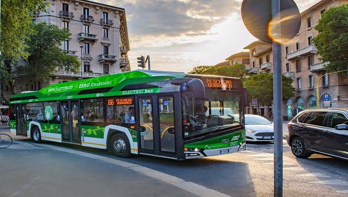 Milano, 48enne ucciso da bus: auto ferma ostruiva la visuale