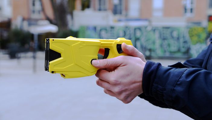 Milano, due persone bloccate col Taser